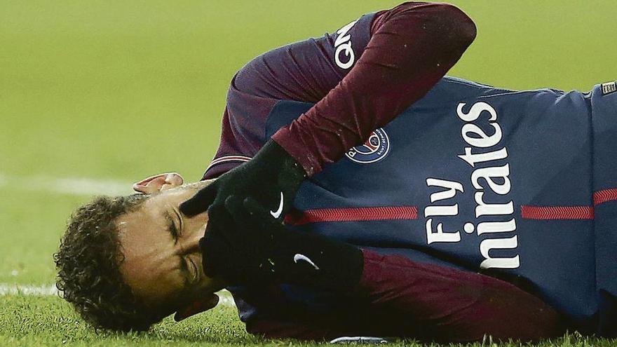 Neymar se duele del golpe recibido en el partido ante el Olympique de Marsella.