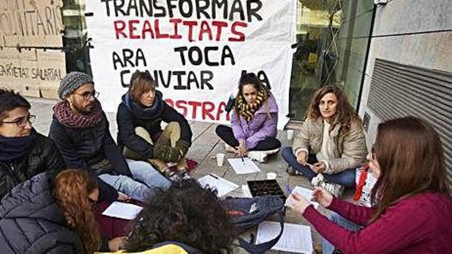 La reivindicació dels educadors socials davant la Generalitat a Girona.