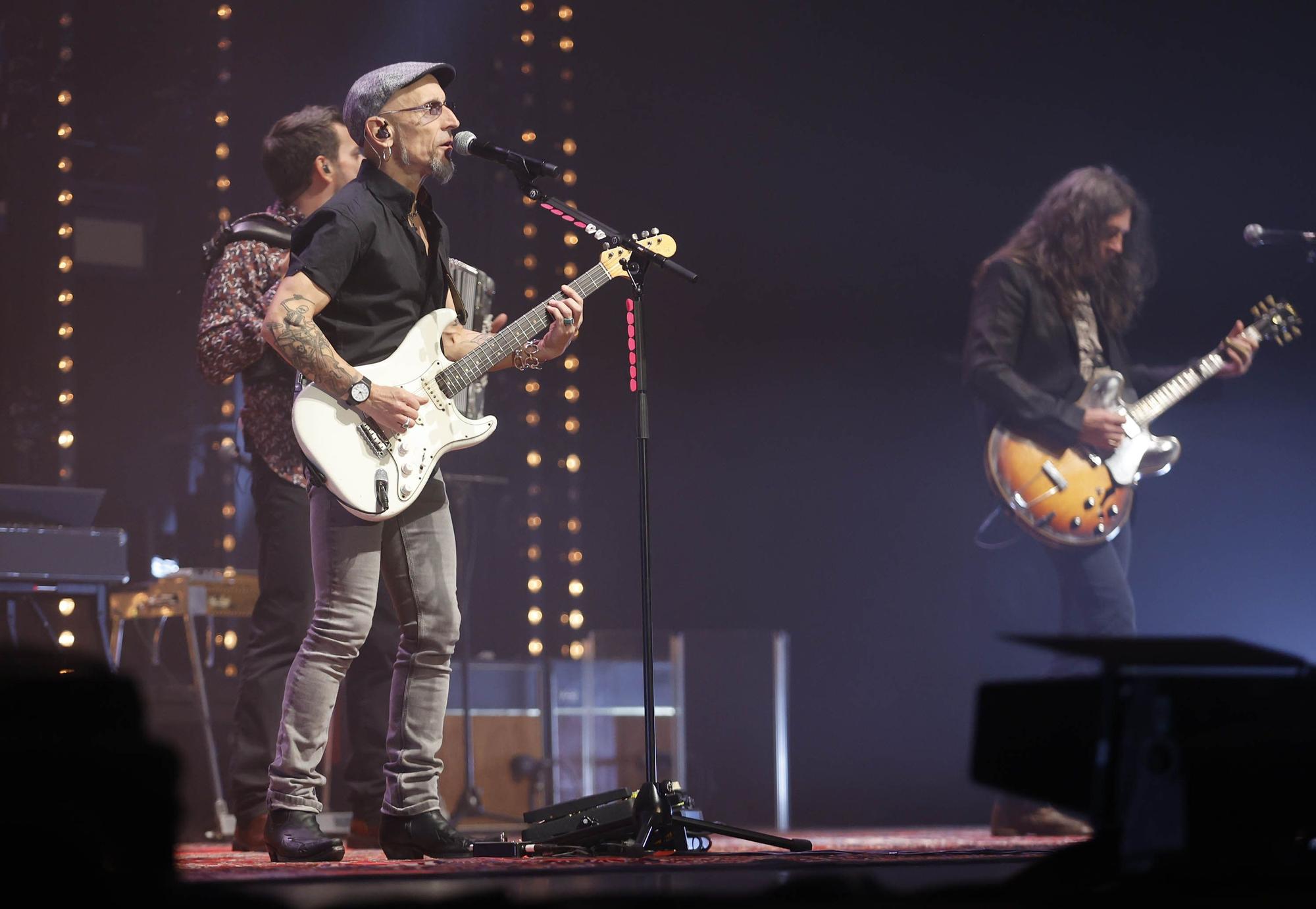 Fito y Fitipaldis llena de rock el Mar de Vigo en su versión más íntima