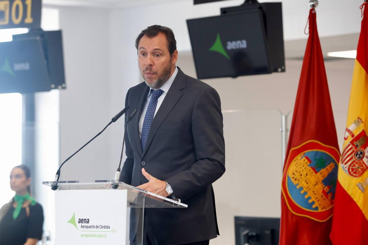 El ministro de Transportes, Óscar Puente, durante su intervención en la inauguración de la ampliación de la terminal del aeropuerto de Córdoba.
