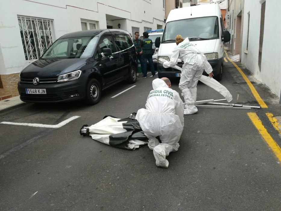 Vecinos lanzan insultos contra el alemán detenido