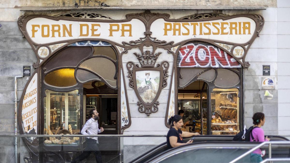 Panadería modernista Sarret, en la esquina de Girona con Consell de Cent.