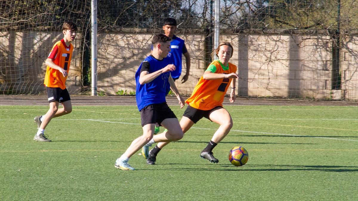 Lance de uno de los partidos de fútbol en el campus de Rabanales.