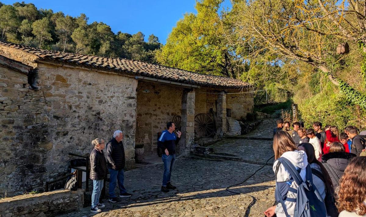 Alumnes de Castellbell i el Vilar descobreixen el patrimoni romànic del Montserratí | CATPRESS