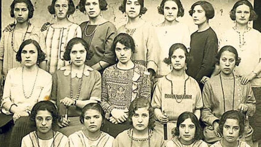 Integrantes del taller de la toresana Generosa López, precursora de la formación profesional de la mujer.