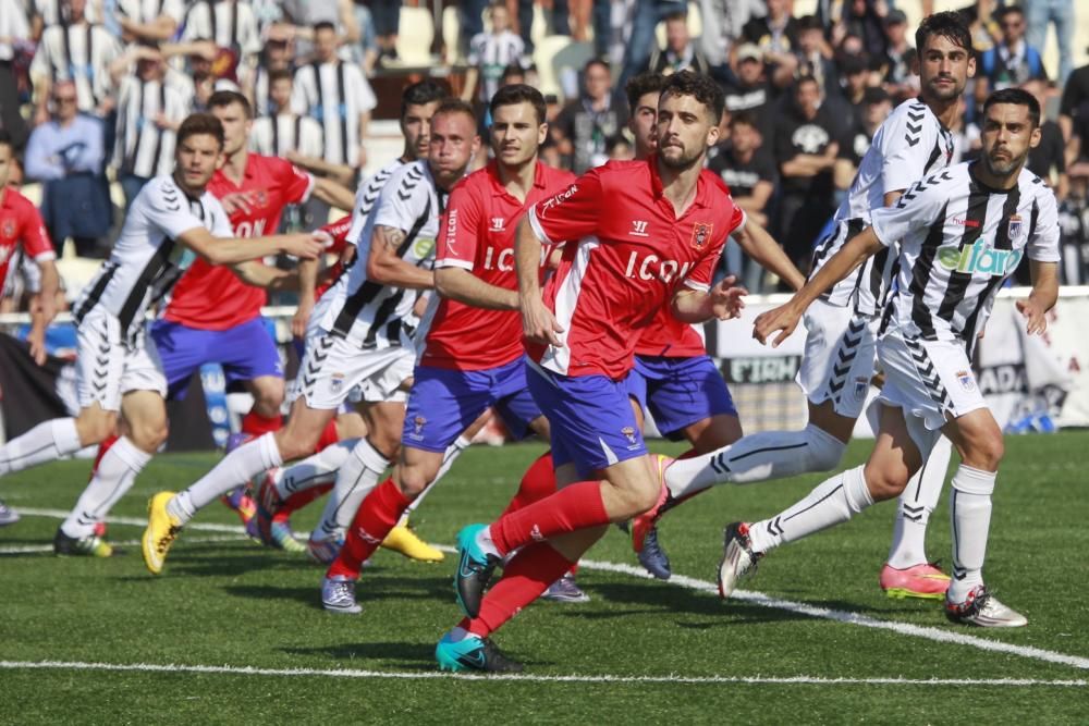 Los redondelanos se impusieron por 2-1 al Badajoz gracias a los goles de Comis y Fer.