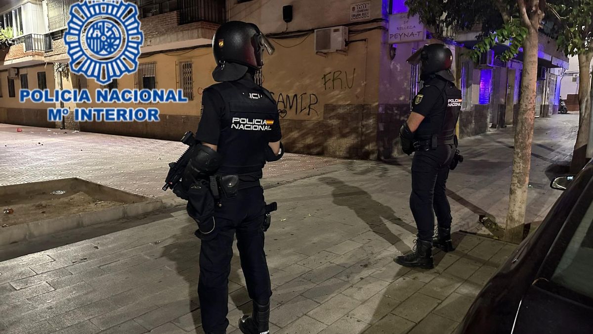 Despliegue policial en uno de los registros en Alicante.