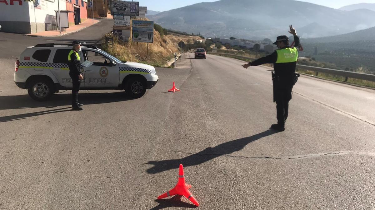 Control de tráfico a la salida de un municipio andaluz.