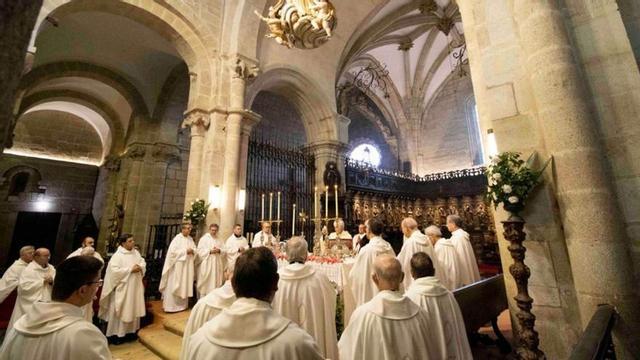 Misa presidida por el obispo ayer en la Catedral de Tui. | // FDV