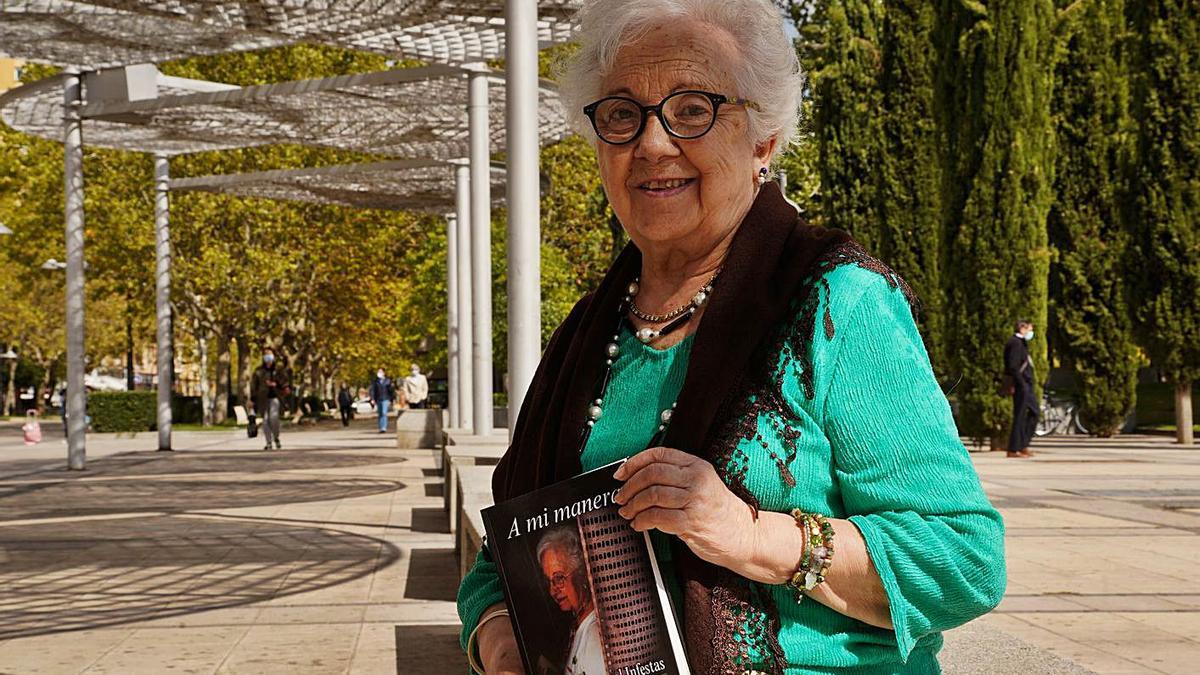 Marifé Pascual, con su último libro en la zona de La Marina. | Jose Luis Fernández