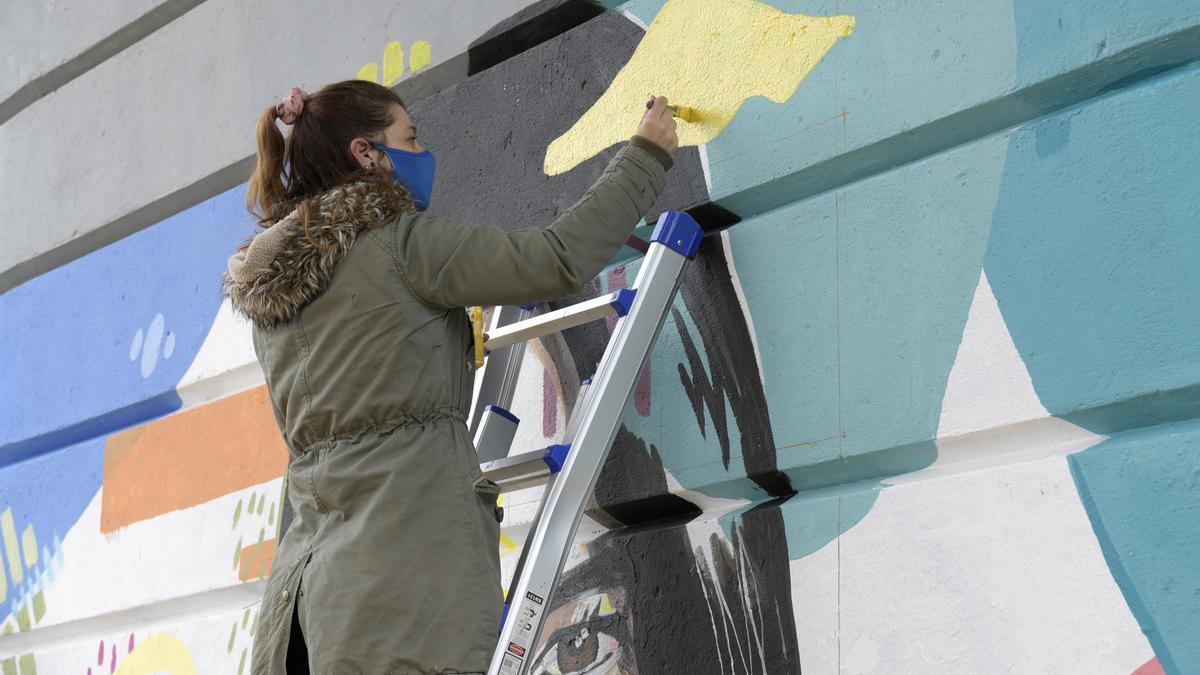 Alejandra de la Torre, pintando su obra.