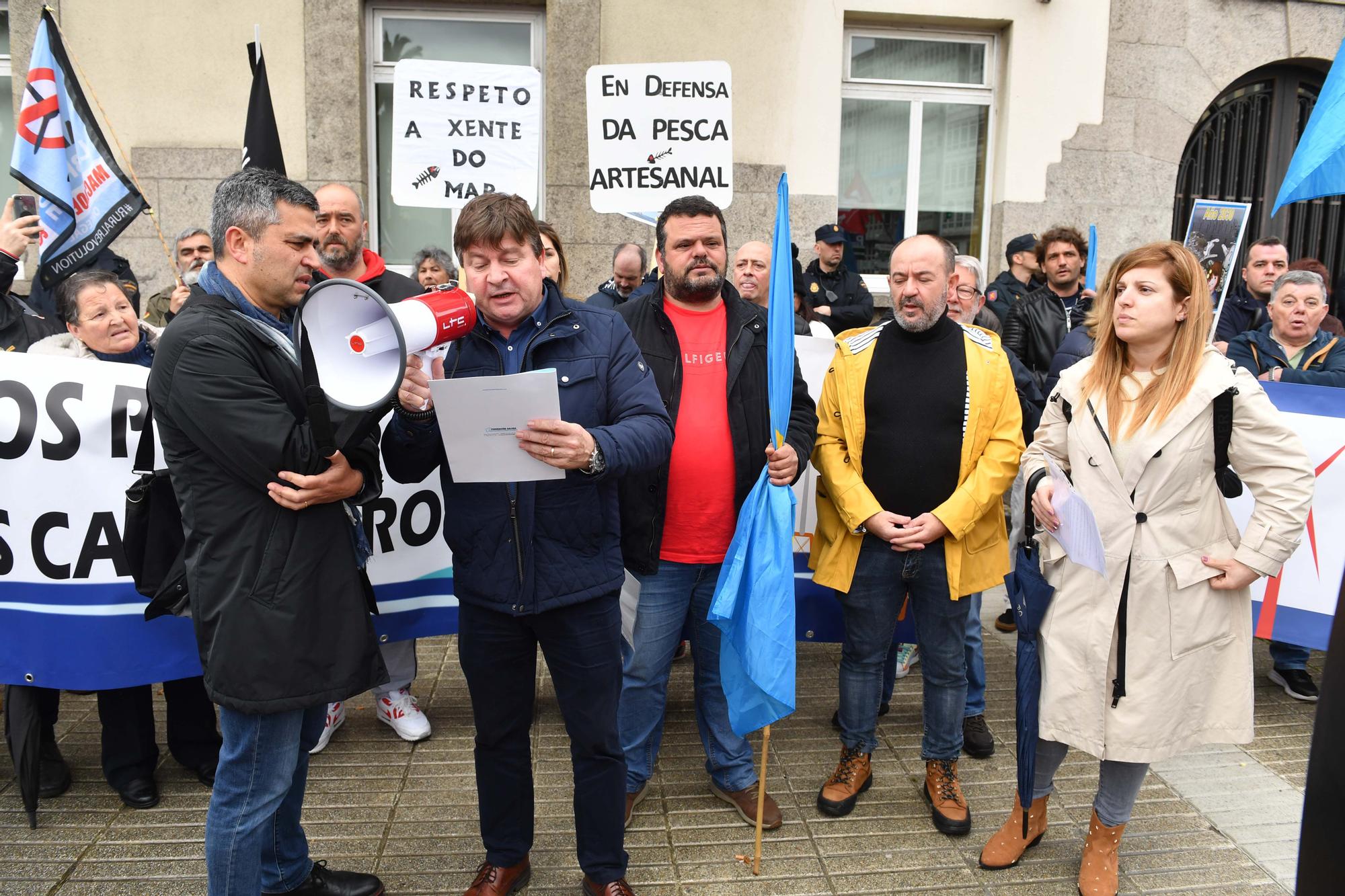 Concentración en la Delegación del Gobierno de la Cofradía de Pescadores en defensa de la pesca y los ecosistemas marinos