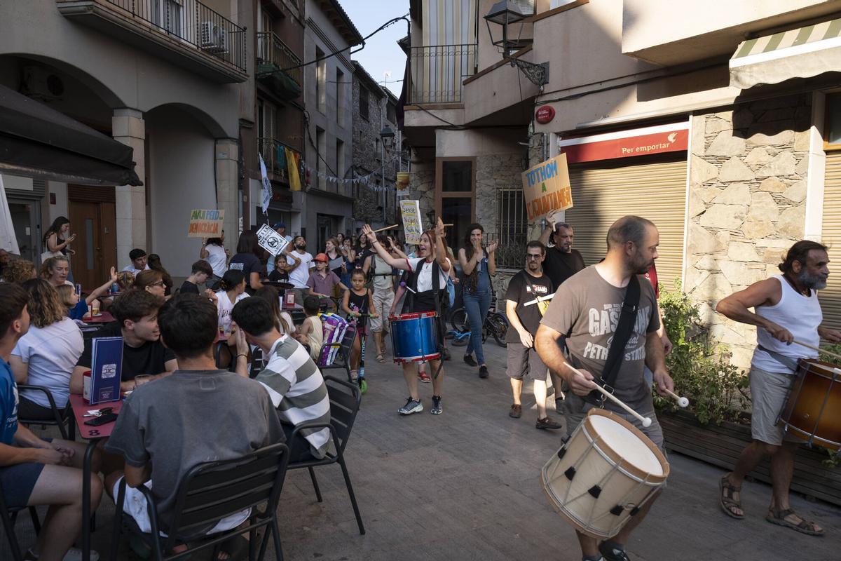 Imatges de la protesta en contra del projecte d'ampliació del polígon del Prat, el dia que s'ha suspès el ple municipal per un ciberatac