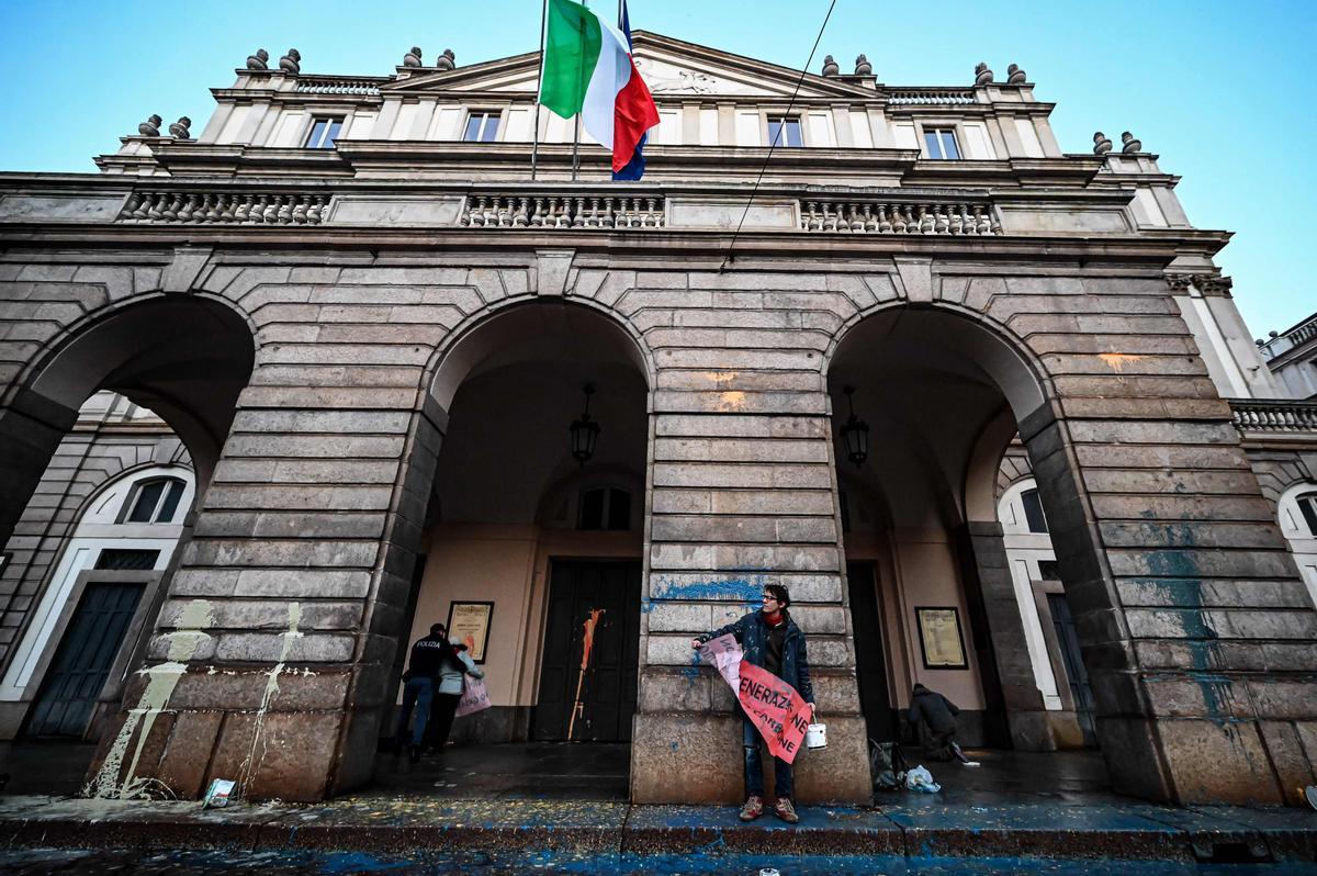 Ecologistas lanzan pintura contra la fachada de La Scala de Milán