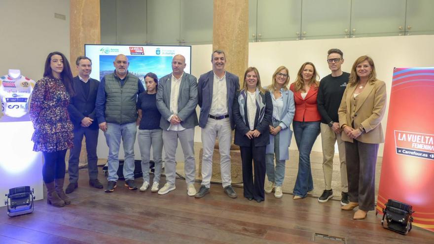 Alba Blanco y Juan Luis Hermida, de Carrefour; Manuel Prieto, presidente de la Federación Asturiana; Lucía González, ciclista; Juan Carlos Iglesias, alcalde de Aller; Javier Guillén, Gimena Llamedo, Lara Martínez, Cristina Álvarez Mendo; Samuel Sánchez, exciclista, y Concepción Méndez, concejala de Deportes de Oviedo, ayer en la presentación. | ROBERTO MENÉNDEZ