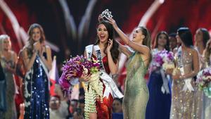 Miss Philippines Catriona Gray is crowned Miss Universe during the final round of the Miss Universe pageant in Bangkok  Thailand  December 17  2018  REUTERS Athit Perawongmetha