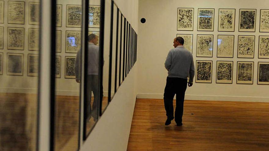 Imagen de la exposición 'Jean Dubuffet ou o idioma dos muros', en la Fundación Seoane. / víctor echave