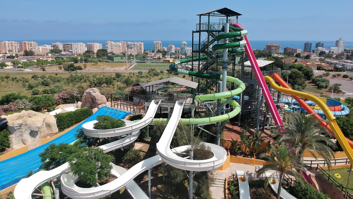 El parque acuático cuenta con una gran variedad de atracciones y zonas de relax para el disfrute de toda la familia.