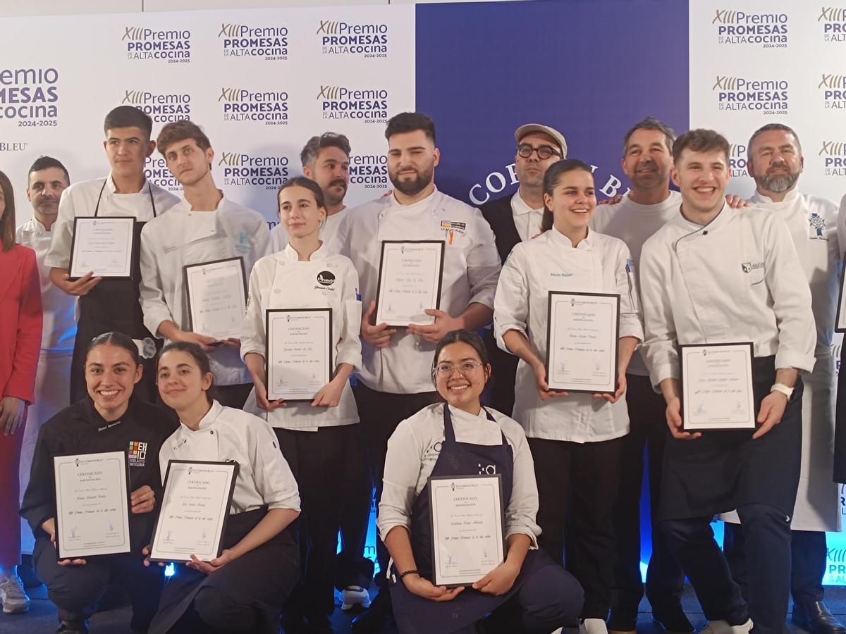 Los finalistas con el jurado al terminar el concurso