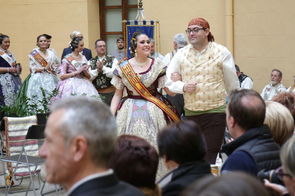 Intercambio de fotos e imposición de "bunyols" de la fallera mayor de València