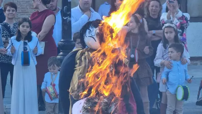 GALERÍA | Toro despide la Semana Santa con la "Quema del Judas"