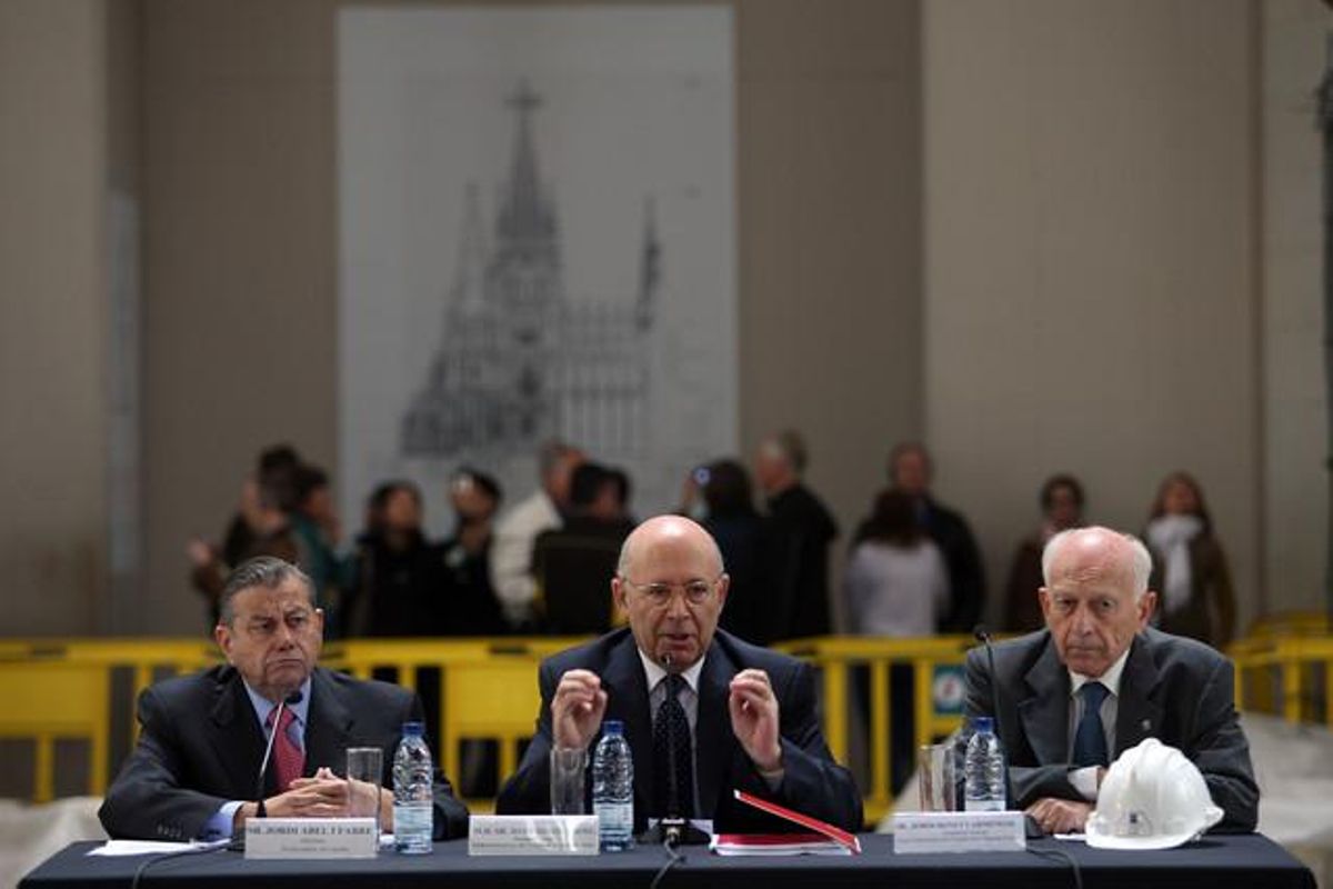 Jordi Abel, Joan Rigol i Jordi Bonet presenten a la Sagrada Família el recurs judicial contra el traçat de l’AVE l’octubre del 2007.