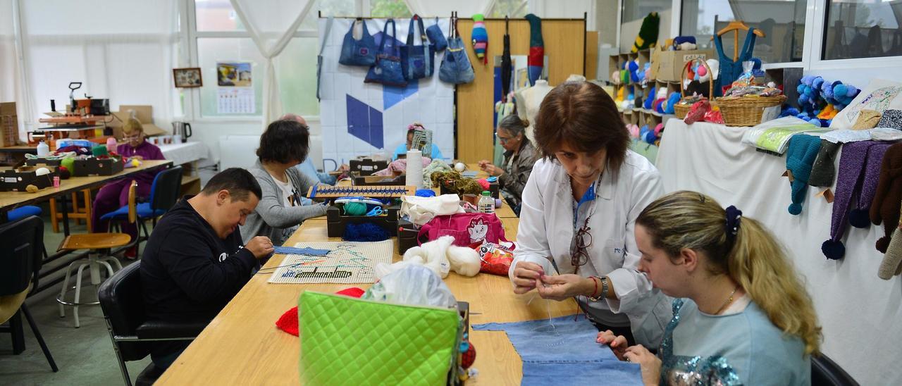 Taller de costura, en pleno trabajo para la línea 'Moda Placeat', en Plasencia.