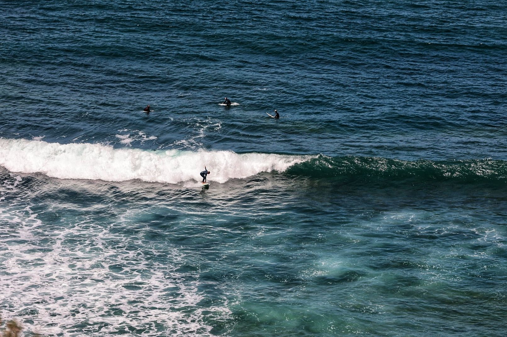 Surferos en la Playa del Arenal