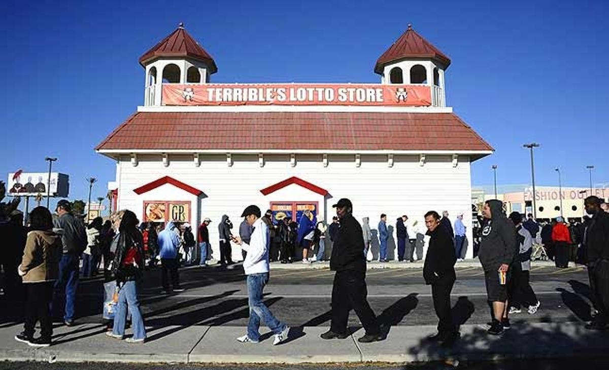 Centenars de persones fan cua per comprar bitllets de la loteria Mega Millions, que té un pot de 355 milions de dòlars, en un establiment de Nevada (Estats Units).