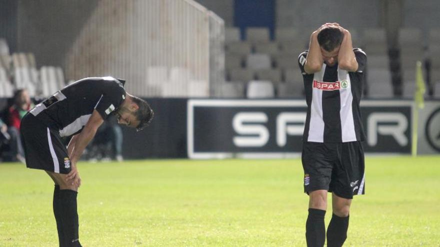 Dos jugadores del FC Cartagena se lamentan por una ocasión fallida en el encuentro del euipo albinegro frente al Villanovense, que finalizó en empate a uno.