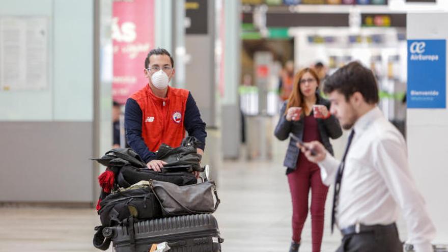 Un trabajador del aeropuerto Madrid Barajas-Adolfo Suárez, ayer con una mascarilla.