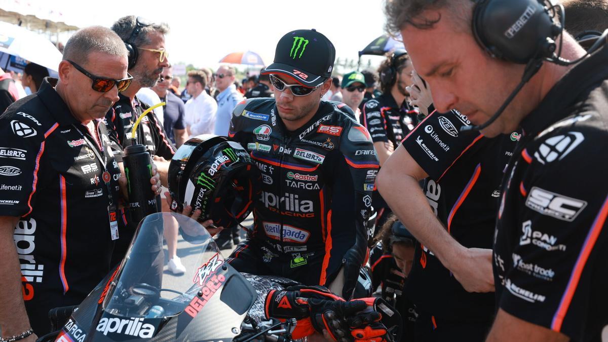 Marco Bezzecchi, con sus mecánicos