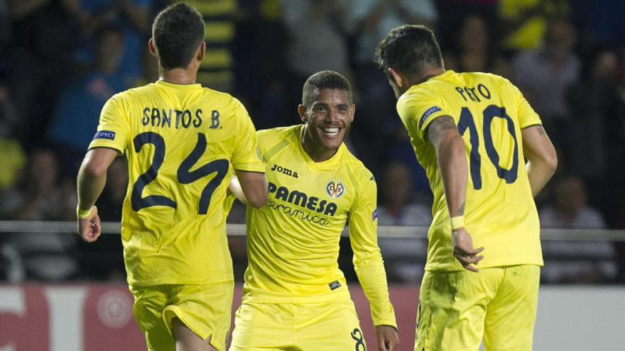 Los jugadores del Villarreal celebran el segundo gol.