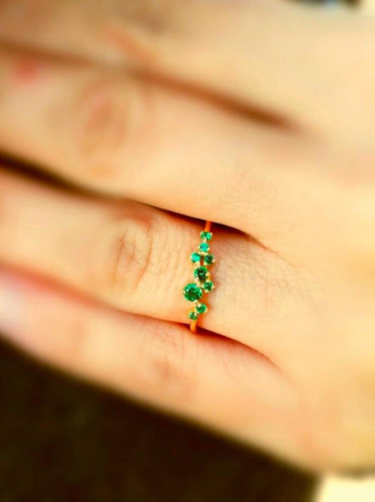 Anillo de racimo con esmeraldas