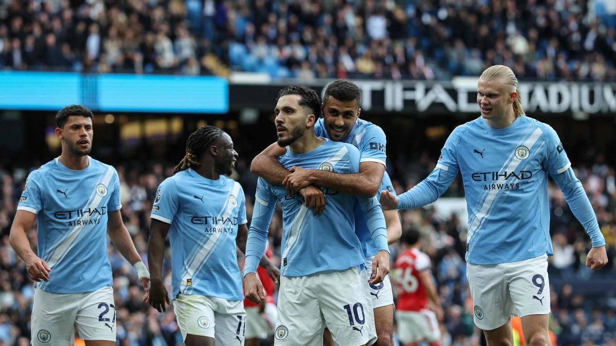 Rayan Cherki celebra con sus compañeros el primer gol del City ante el Arsenal.