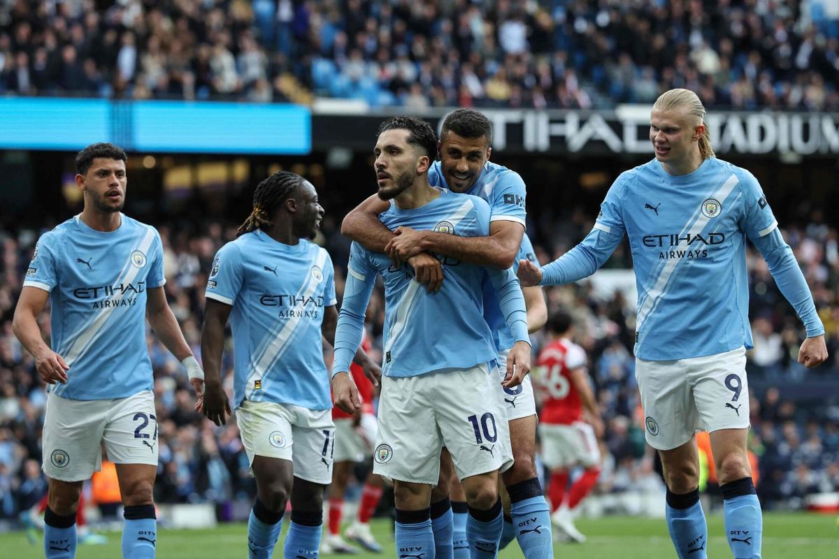 Rayan Cherki celebra con sus compañeros el primer gol del City ante el Arsenal.