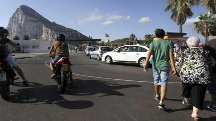 Vehículos y personas, en la frontera con Gibraltar.