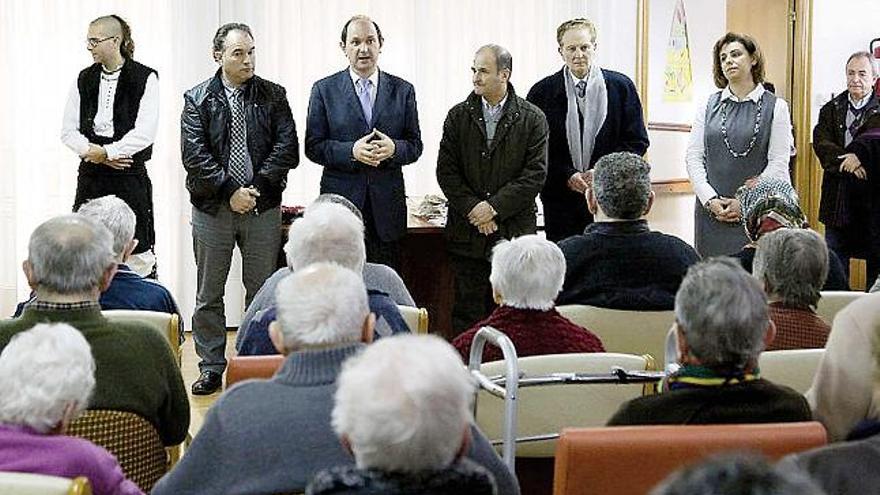 Louzán y Crespo, ayer, durante su visita a la residencia Nosa Señora das Dores de Lalín.