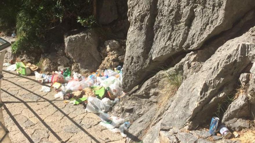 Los residuos se acumulan en diversos puntos de la desembocadura del torrente.