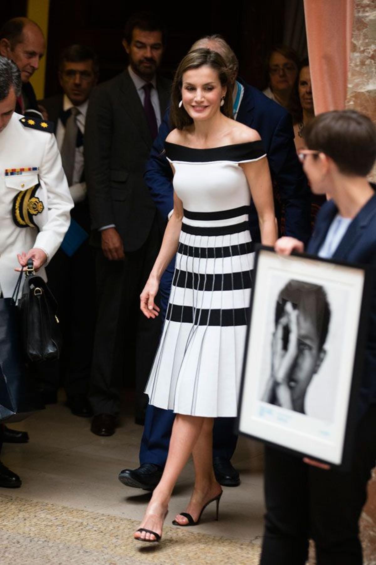 Letizia Ortiz y su look con vestido blanco y negro con escote barco de Carolina Herrera