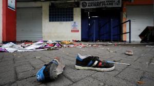 Las imágenes de la trágica avalancha que ha dejado decenas de muertos en un estadio de fútbol en Indonesia