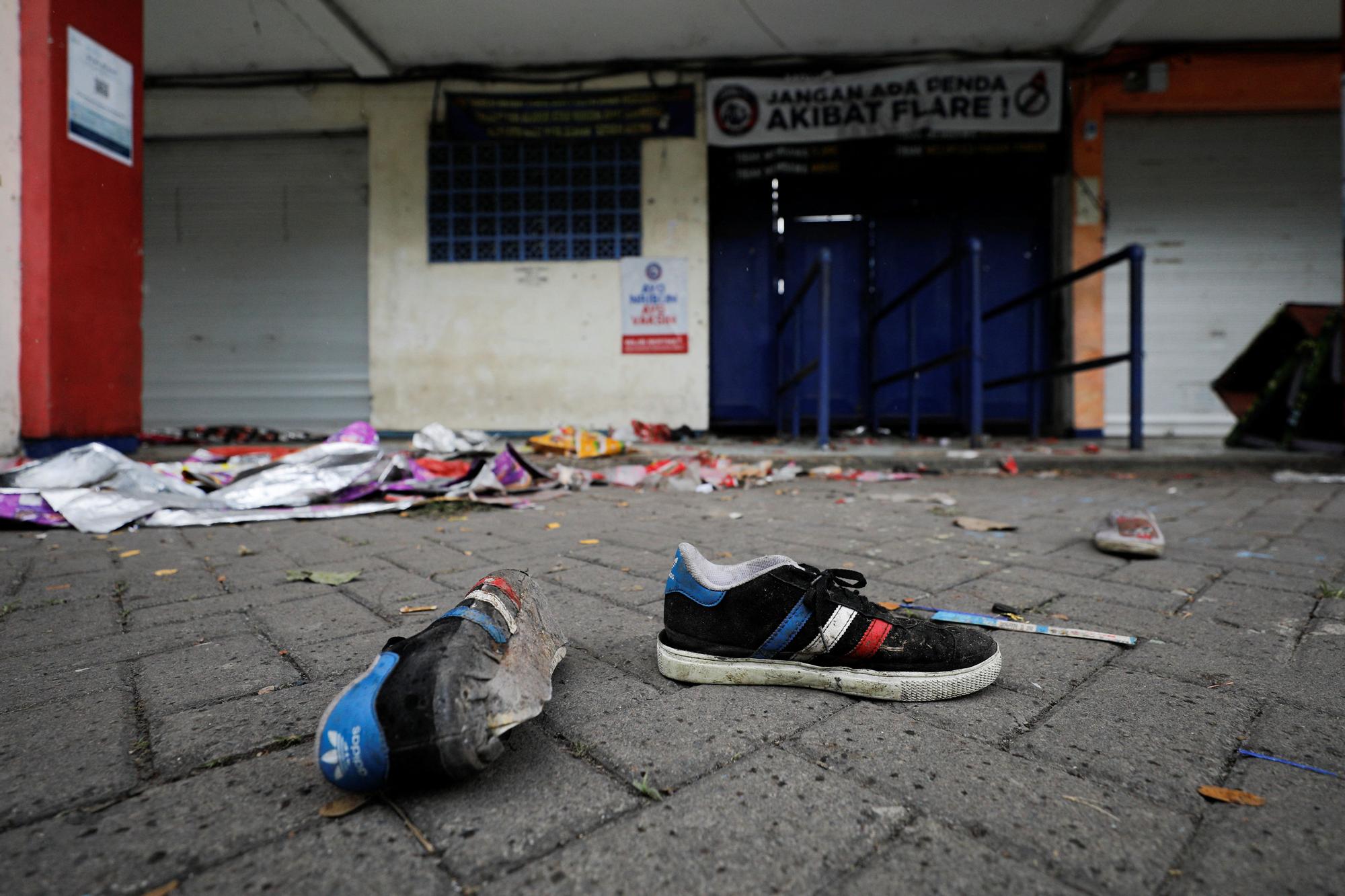 Las imágenes de la trágica avalancha que ha dejado decenas de muertos en un estadio de fútbol en Indonesia