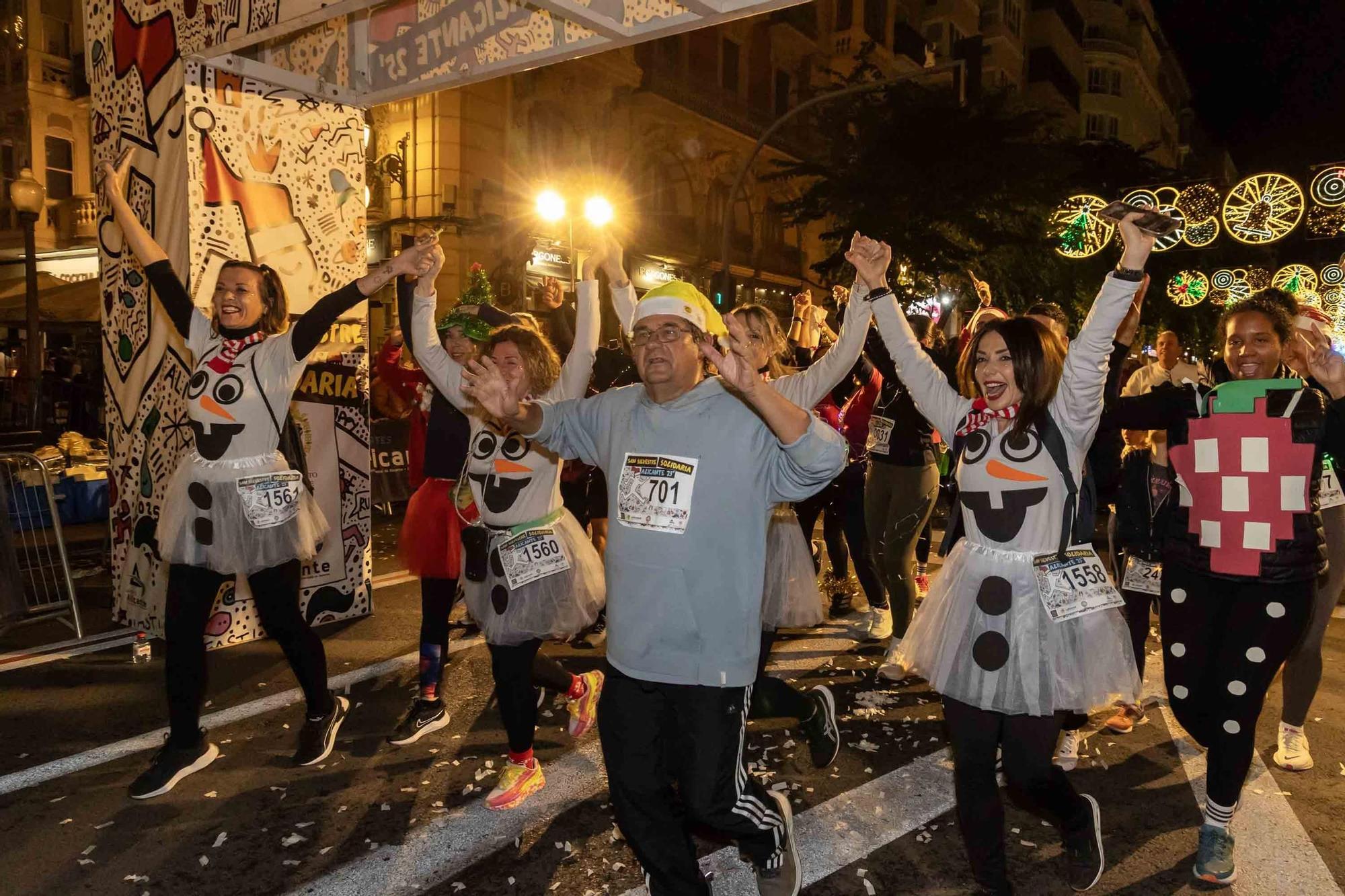 La San Silvestre de Alicante llena de colorido la ciudad
