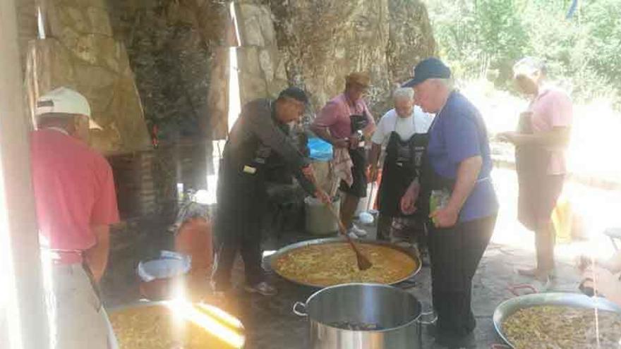 Los vecinos de Sejas disfrutan de una gran paella