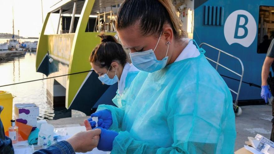 Una sanitaria realiza un test rápido de coronavirus.