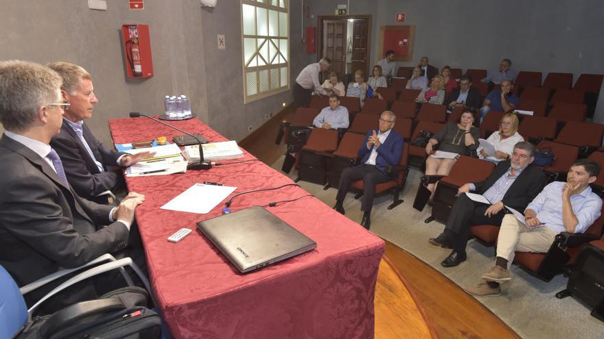 Reunión de empresarios de apartamentos.