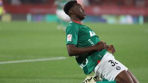 Samu Omorodion celebrando su gol ante el Almería