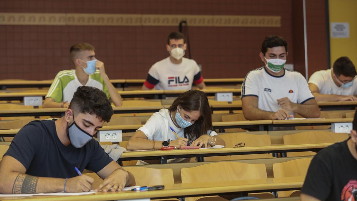 Alumnos en la selectividad de 2020, en la Universidad Miguel Hernández de Elche