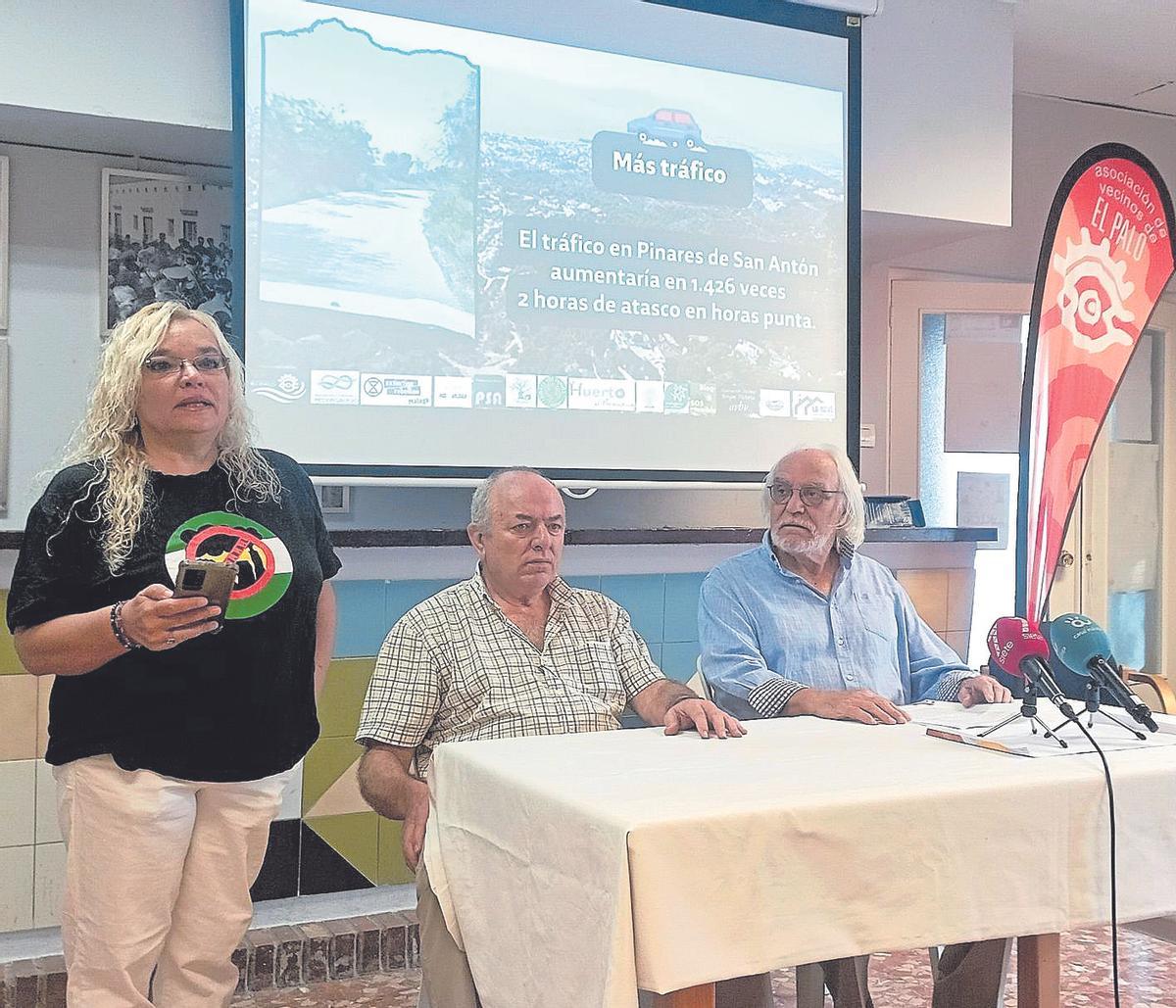 Rueda de prensa de vecinos del Palo y Pinares de San Antón, en octubre del año pasado.
