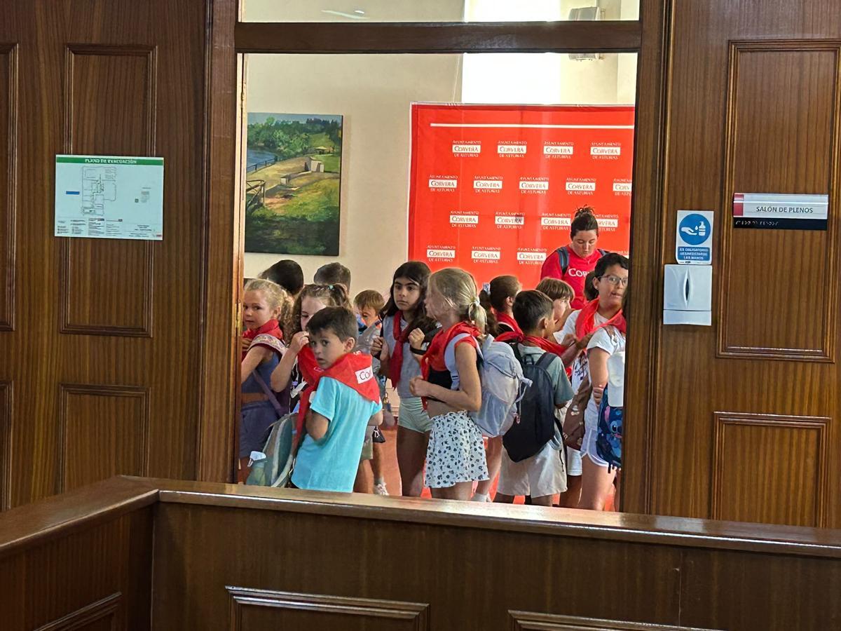 EN IMÁGENES: Los jóvenes participantes de la Escuela de Vacaciones de Corvera visitan el Ayuntamiento
